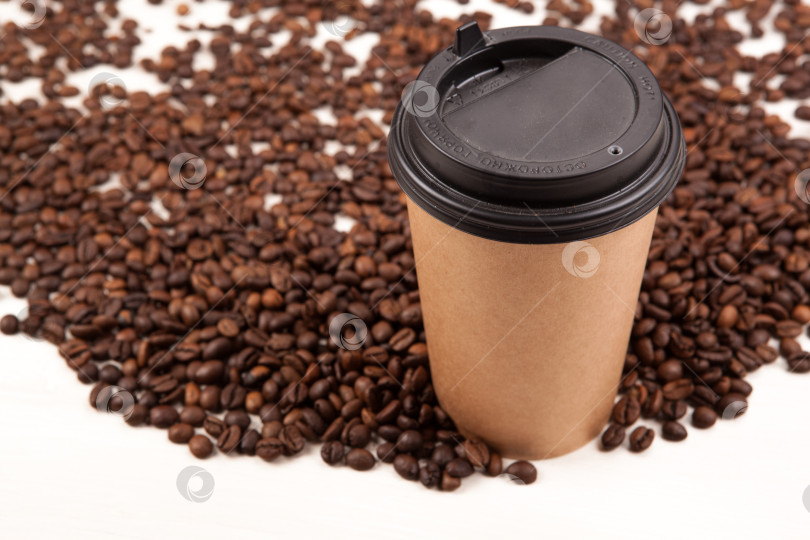 Скачать картонный стаканчик черного кофе с обжаренными кофейными зернами крупным планом фотосток Ozero