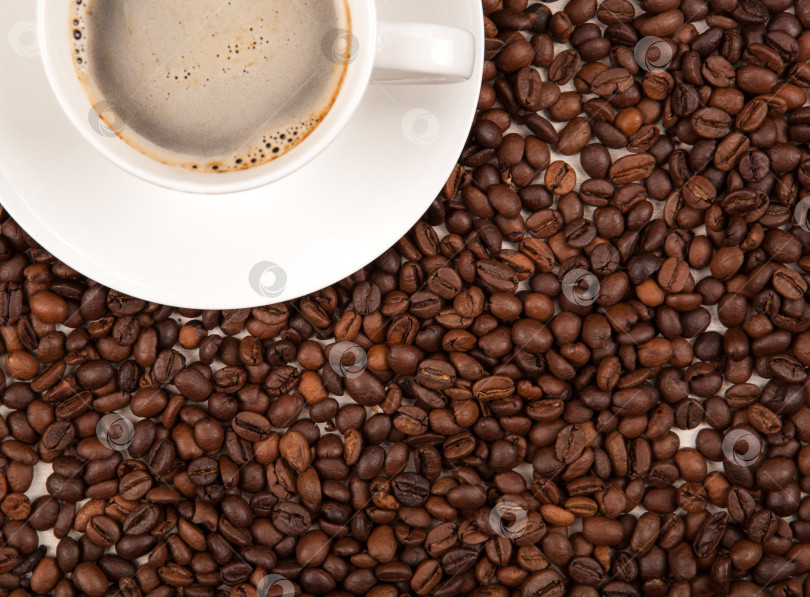 Скачать чашка черного кофе с обжаренными кофейными зернами вид сверху фотосток Ozero