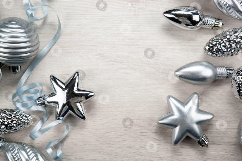 Скачать серебряные рождественские стеклянные игрушки на сером фоне фотосток Ozero