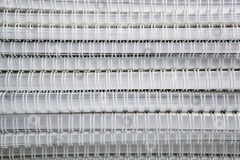 Скачать стопка больших белых блокнотов в качестве фоновой концепции фотосток Ozero