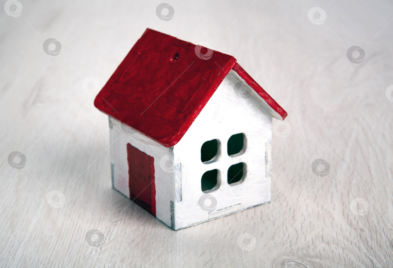 Скачать маленький белый деревянный домик с красной крышей на деревянном фоне фотосток Ozero