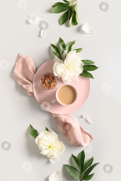 Скачать Летний романтический завтрак с чашечкой кофе и белыми пионами на сером офисном столе. фотосток Ozero