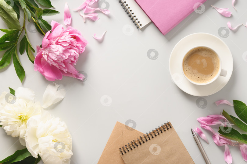 Скачать Креативный женский макет с кофейной чашкой, цветами пиона, блокнотом для планирования. фотосток Ozero
