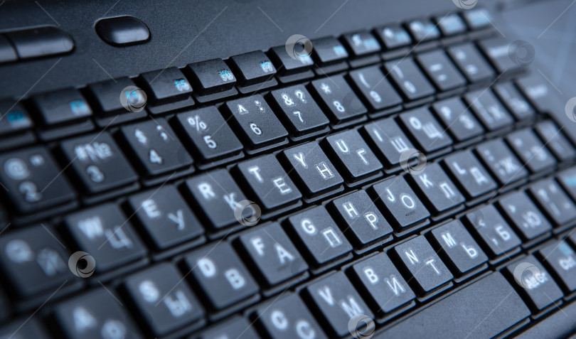 Скачать черные клавиши компьютерной клавиатуры и буквы крупным планом фотосток Ozero