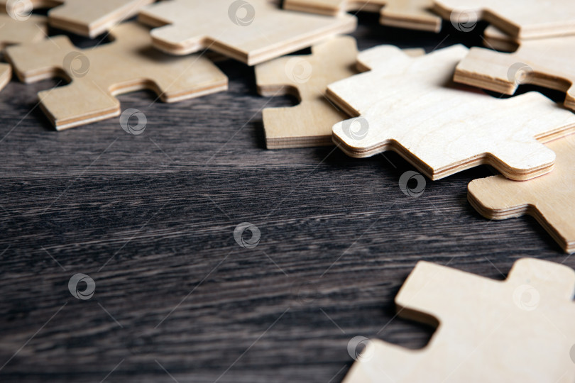 Скачать элементы головоломки на деревянном фоне в виде загадки фотосток Ozero