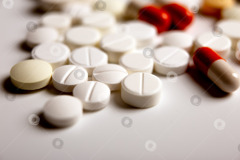 Скачать на столе разбросаны разноцветные медицинские таблетки фотосток Ozero