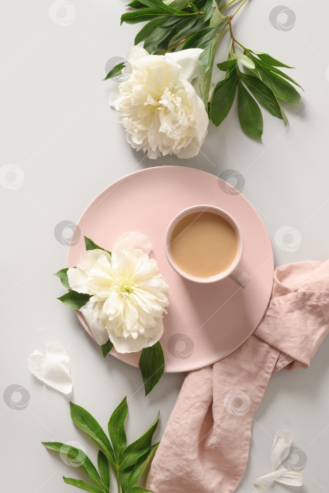 Скачать Летний романтический завтрак с чашечкой кофе и белыми пионами на сером офисном столе. фотосток Ozero