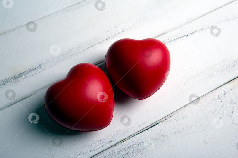 Скачать пара красных сердечек на деревянном фоне фотосток Ozero