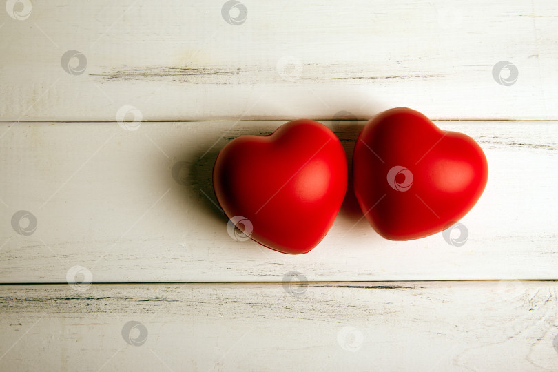 Скачать пара красных сердечек на деревянном фоне фотосток Ozero