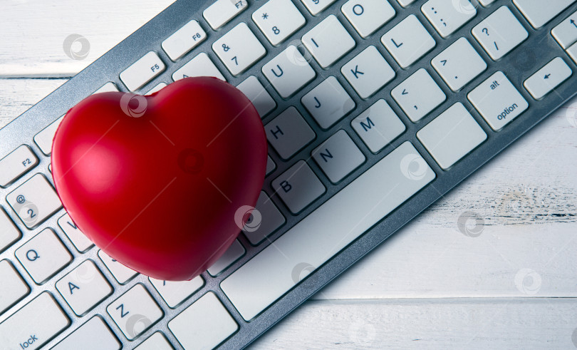 Скачать красное сердечко на клавиатуре ПК ноутбука вид веб-сайта сверху фотосток Ozero
