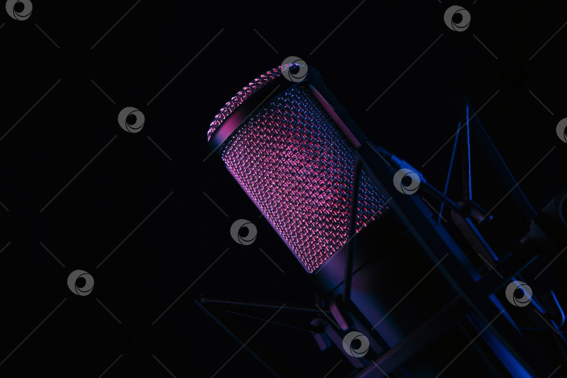 Скачать студийный черный конденсаторный микрофон на черном фоне фотосток Ozero