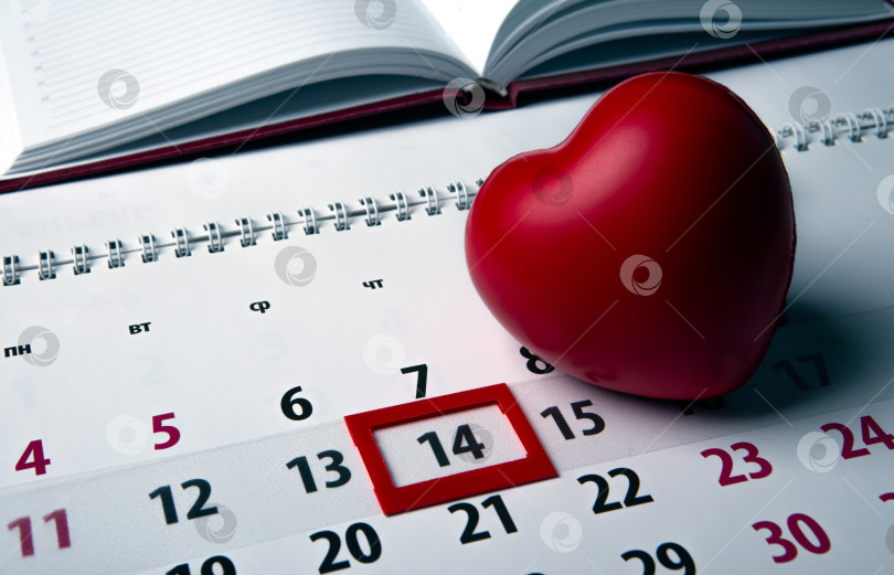 Скачать 14 февраля и один большой красный настенный календарь с датой фотосток Ozero
