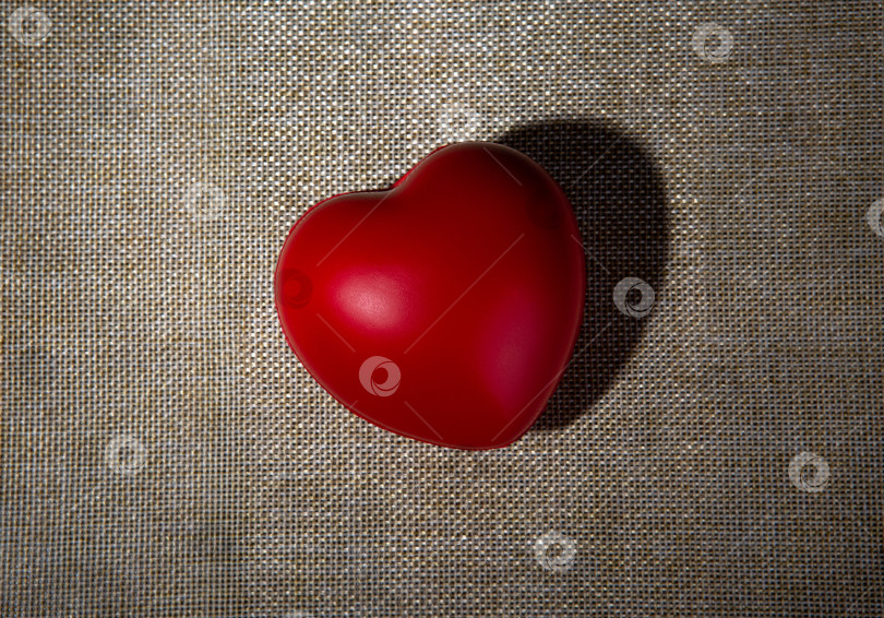Скачать одно большое красное сердце на текстильном фоне фотосток Ozero