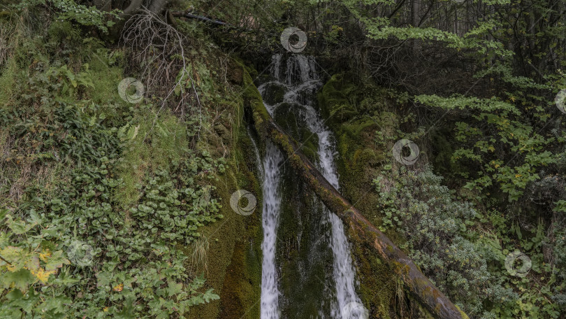 Скачать Живописные каскады водопада низвергаются со скалы. фотосток Ozero