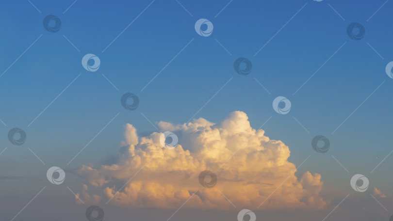 Скачать Большое красивое облако в голубом небе летом. Небо с большим красивым одиноким облаком. большое пушистое облако на ясном небе фотосток Ozero