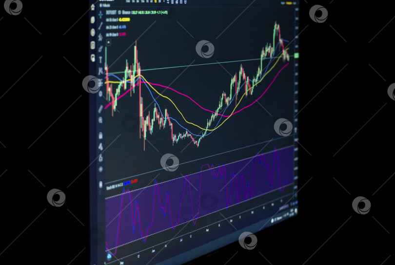 Скачать Макрос крупным планом экрана со свечными графиками финансовых линий и индикаторами фондового рынка на черном фоне. График фондового рынка, моментальный снимок с выборочным фокусом фотосток Ozero