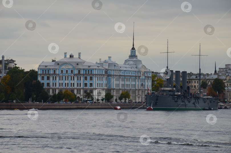 Скачать Санкт-Петербург, Россия - 10.01.2017: Крейсер Аврора и Нахимовское училище пасмурным осенним днем фотосток Ozero