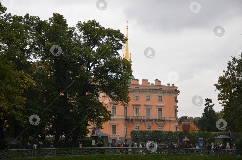 Скачать Михайловский (Инженерный) замок в серый осенний день фотосток Ozero