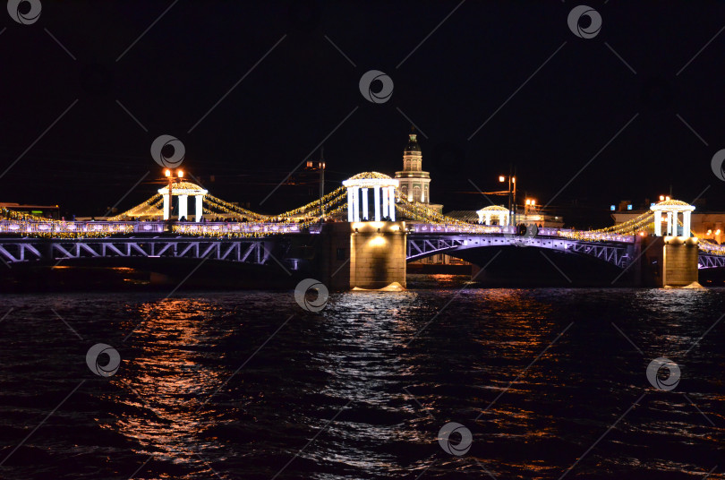 Скачать Санкт-Петербург, Россия - 01.07.2018: Новогоднее украшение Дворцового моста фотосток Ozero