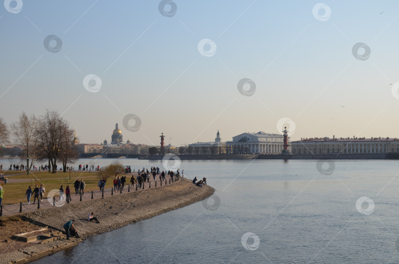 Скачать Вид на акваторию Невы и основные достопримечательности Санкт-Петербурга весной фотосток Ozero