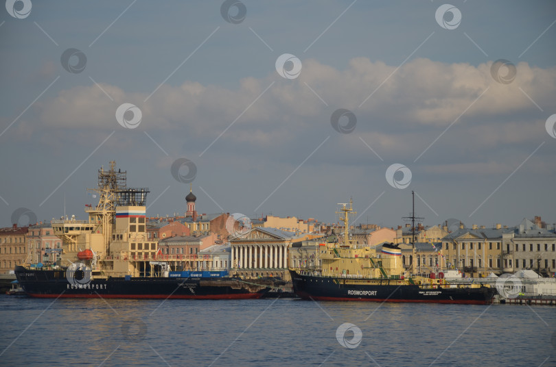 Скачать Санкт-Петербург, Россия - 04.30.2018: Ледоколы Санкт-Петербург и Иван Крузенштерн у Английской набережной фотосток Ozero