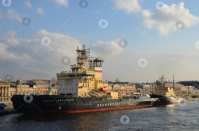 Скачать Санкт-Петербург, Россия - 04.30.2018: Ледоколы Санкт-Петербург и Иван Крузенштерн у Английской набережной фотосток Ozero