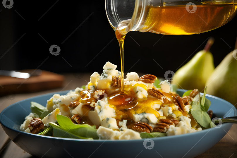 Скачать Салат из груш и голубого сыра в керамической тарелке на деревянном столе, крупным планом. Мед поливают грушевым салатом, приготовленным из микрозелени, ломтиков груши, кусочков голубого сыра и грецких орехов. Закуска для здорового питания фотосток Ozero