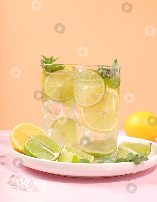 Скачать Детокс-напиток с лимоном, мятой, лаймом и апельсином на легком столе, мохито или коктейль улучшают обмен веществ, способствуют снижению веса и укрепляют иммунитет, концепция здорового образа жизни, избирательный подход фотосток Ozero