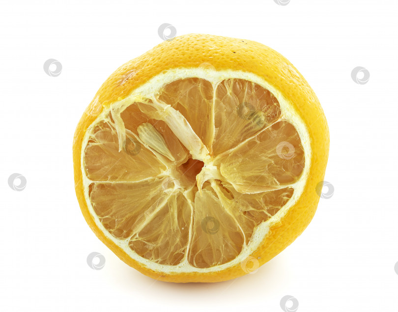 Скачать Сушеный нарезанный лимон на белом фоне фотосток Ozero