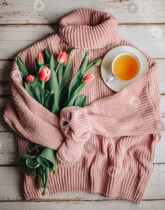 Скачать Теплый розовый свитер с чашечкой чая и тюльпанами на деревянном фоне фото из пинтерест фотосток Ozero