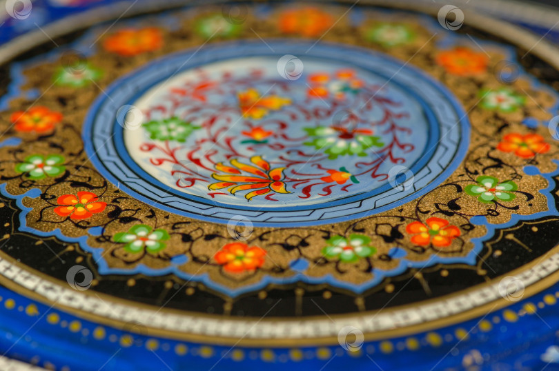 Скачать Крупным планом шкатулка с художественной росписью. Центральная Азия, Узбекистан фотосток Ozero