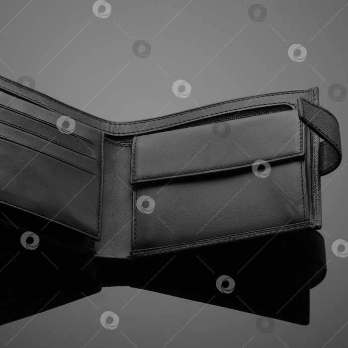 Скачать Крупным планом модный кожаный бумажник на темном фоне фотосток Ozero
