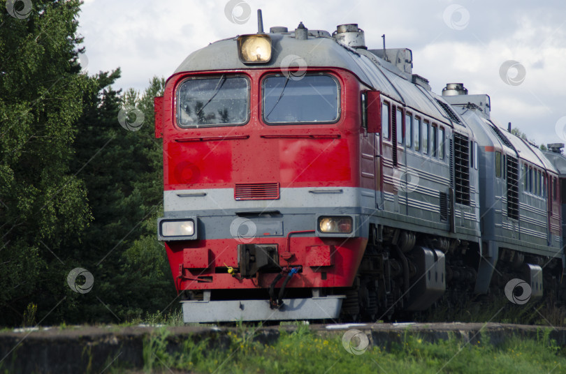 Скачать Красно-серый пассажирский поезд дальнего следования крупным планом. Российские железные дороги. фотосток Ozero