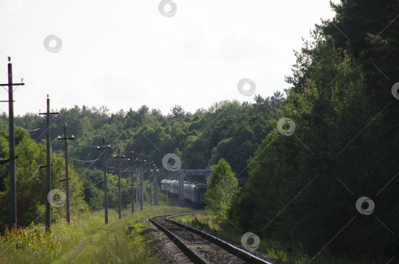 Скачать Уезжающий вдаль пассажирский поезд. фотосток Ozero
