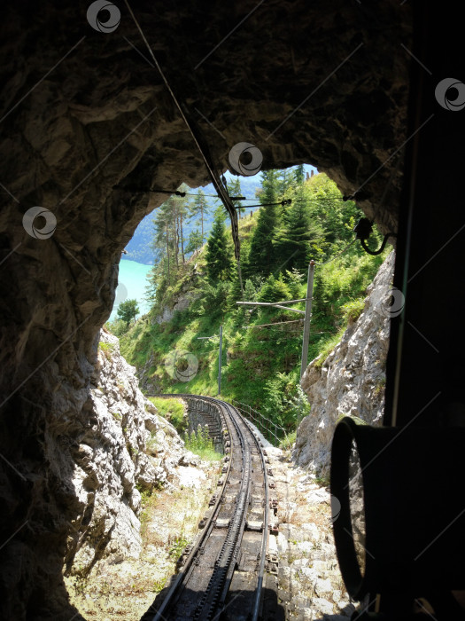 Скачать Прекрасный вид из поезда. Путешествуйте поездом по железной дороге. фотосток Ozero