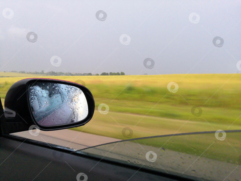 Скачать Автомобильное зеркало после дождя крупным планом. фотосток Ozero