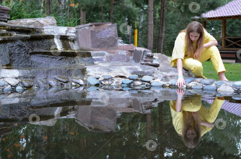 Скачать Портрет девочки-подростка у пруда в парке фотосток Ozero