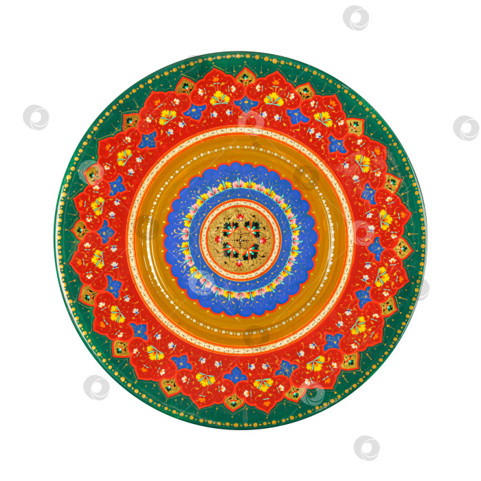 Скачать Вид сверху на восточную керамическую тарелку с цветочным узором на белом фоне, Узбекистан фотосток Ozero