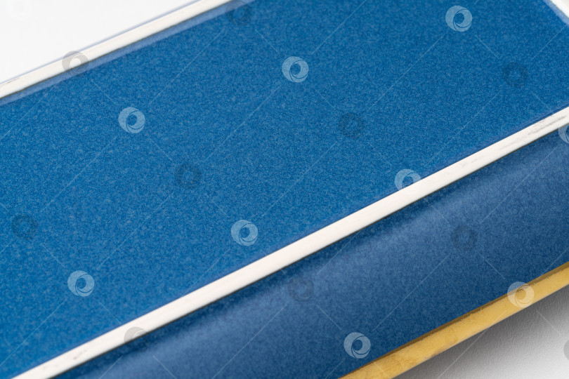 Скачать Снимок крупным планом нижней стороны синей прямоугольной пластины фотосток Ozero