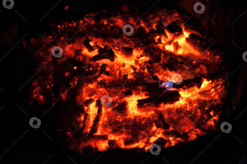 Скачать горящий древесный уголь фотосток Ozero
