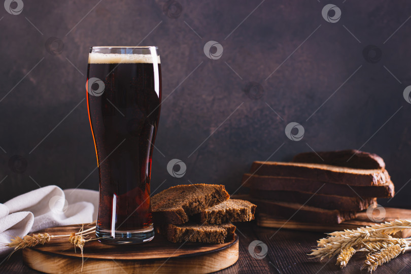 Скачать Квас традиционный напиток, приготовленный из квашеного хлеба в стакане на столе фотосток Ozero