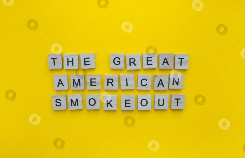 Скачать 17 ноября, The Great American Smokeout, минималистичный баннер с надписью деревянными буквами фотосток Ozero