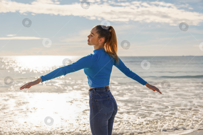 Скачать Портрет молодой девушки-подростка на фоне моря фотосток Ozero