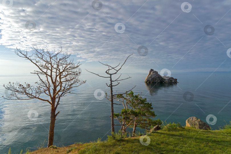Скачать Вид на Бакланий камень с Большой Байкальской тропы. фотосток Ozero