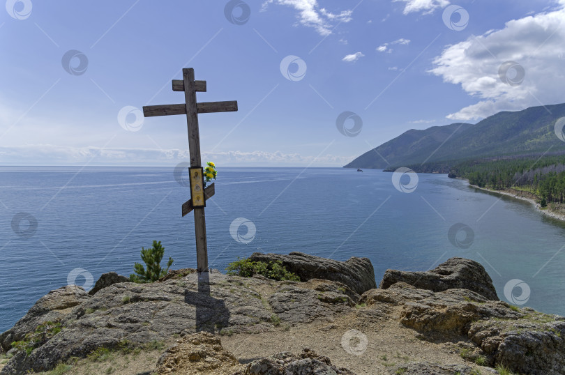 Скачать Православный крест на прибрежной скале над озером Байкал. фотосток Ozero