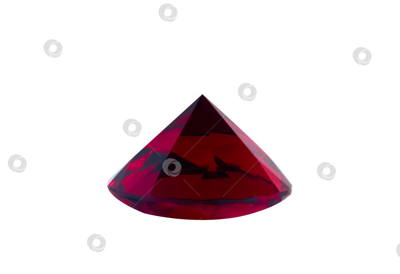 Скачать Красный рубин, драгоценный камень, кристалл. Изолированный на белом фоне. фотосток Ozero