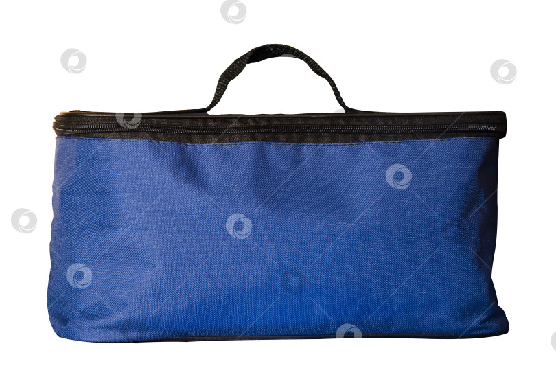 Скачать Тряпочная синяя сумка с ручкой крупным планом. Аптечка изолированная на белом фоне. фотосток Ozero