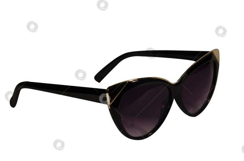 Скачать Черные женские солнцезащитные очки крупным планом выделяются на белом фоне. фотосток Ozero