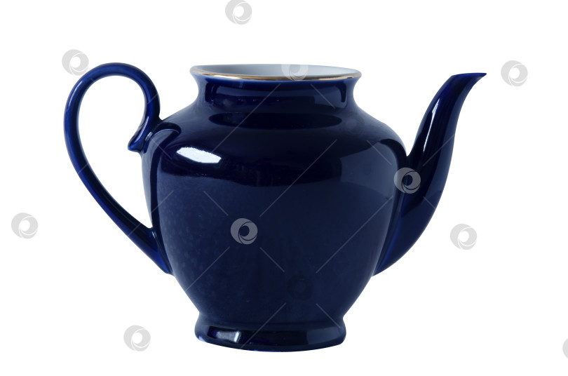 Скачать Синий керамический чайник, выделенный на белом фоне. фотосток Ozero