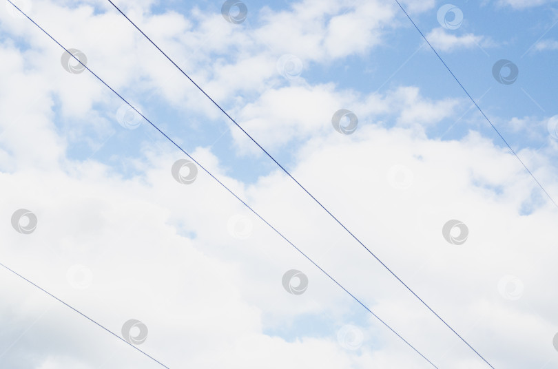 Скачать Линии электропередач на фоне ясного голубого неба с белыми облаками. фотосток Ozero